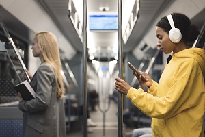 Transporte de passageiros cresceu em 2022, mas ainda sem atingir níveis de 2019, e setor das comunicações desacelerou